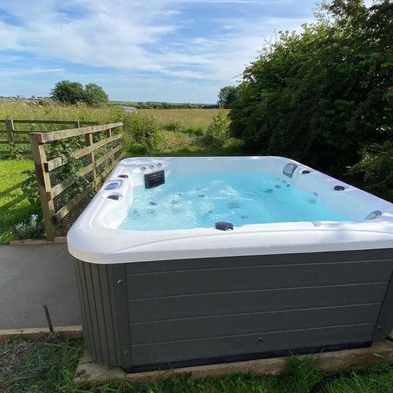 Hot Tub area - Middlefield Cottage with hot tub, York