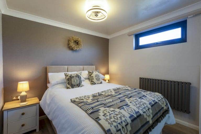 Cozy bedroom with modern decor at Taras Sarn Lodge, Easingwold, York.